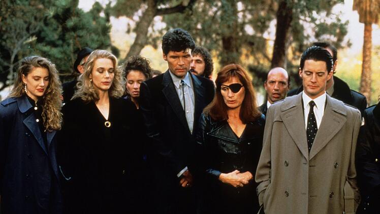 Betretene Stimmung am Grab der ermordeten Laura Palmer, vordere Reihe von links: Shelly Johnson (M&auml;dchen Amick), Norma Jennings (Peggy Lipton), Big Ed Hurley (Everett McGill), Nadine Hurley (Wendy Robie) und Special Agent Dale Cooper (Kyle MacLachlan).