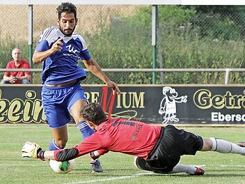 Der "Mann des Abends": Tayfun Özdemir umkurvte nicht nur einmal Bayreuths Torwart Andreas Sponsel. Der trickreiche Ebersdorfer bereitete mehrere Großchancen vor und erzielte selbst einen Treffer. Sein 3:0 war zum Zungeschnalzen. Foto: Albert Höchstädter