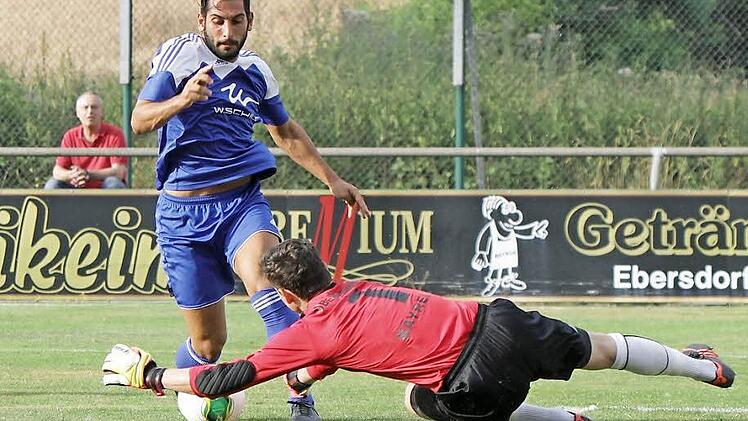 Der "Mann des Abends": Tayfun Özdemir umkurvte nicht nur einmal Bayreuths Torwart Andreas Sponsel. Der trickreiche Ebersdorfer bereitete mehrere Großchancen vor und erzielte selbst einen Treffer. Sein 3:0 war zum Zungeschnalzen. Foto: Albert Höchstädter