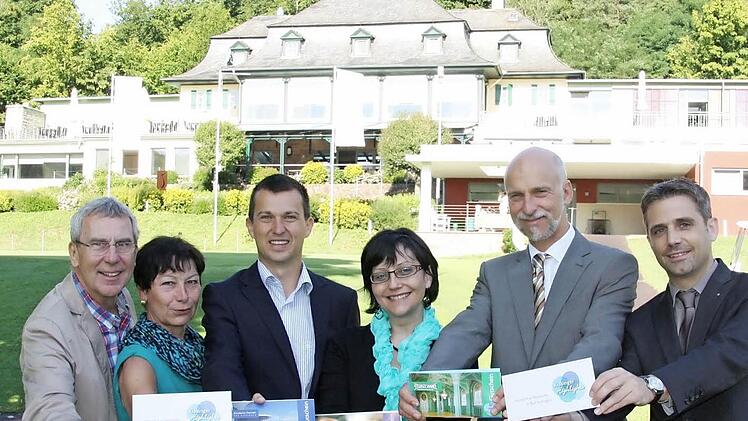 Sind stolz auf die Bad Kissinger Highlights für die Neubürger (von links): Wolfgang Hertrich (Golfclub), Ulrike Schätzle (Mikado), Richard Pucher ("KissSalis"-Therme"), Spielbank-Direktorin Heidrun Vorndran, Oberbürgermeister Kay Blankenburg und Kurdirektor Frank Oette.