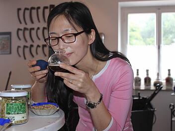 Jihee Lees Aufgabe als Biersommelière ist es auch, Biere zu riechen. Fotos: Veronika Schadeck