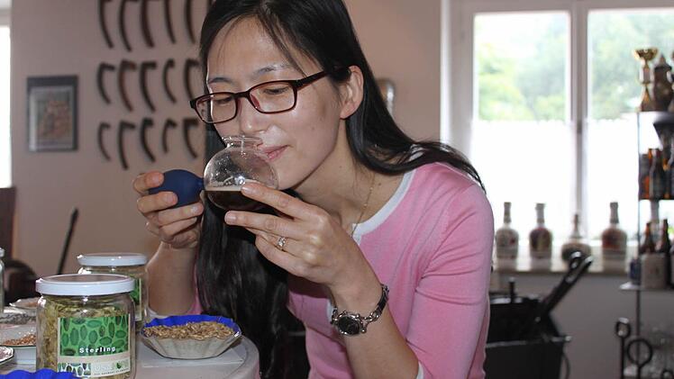 Jihee Lees Aufgabe als Biersommelière ist es auch, Biere zu riechen. Fotos: Veronika Schadeck