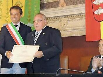 Unter den Augen von OB Stumpf (r.) ernennt Rovereto Bürgermeister Andrea Miorandi (l.) Franz Streit zum Ehrenbürger.  Foto: p