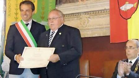 Unter den Augen von OB Stumpf (r.) ernennt Rovereto Bürgermeister Andrea Miorandi (l.) Franz Streit zum Ehrenbürger.  Foto: p