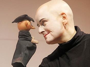 Die Berliner Künstlerin Bridge mit der Figur des Mephisto. Foto: GerdaVölk