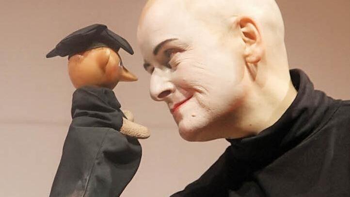 Die Berliner Künstlerin Bridge mit der Figur des Mephisto. Foto: GerdaVölk