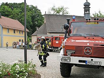Einen fiktiven Brand im Gebrüder-Mendel-Haus in Dankenfeld bekämpften die Feuerwehren beim Gemeindefeuerwehrtag.  Foto: Sabine Weinbeer