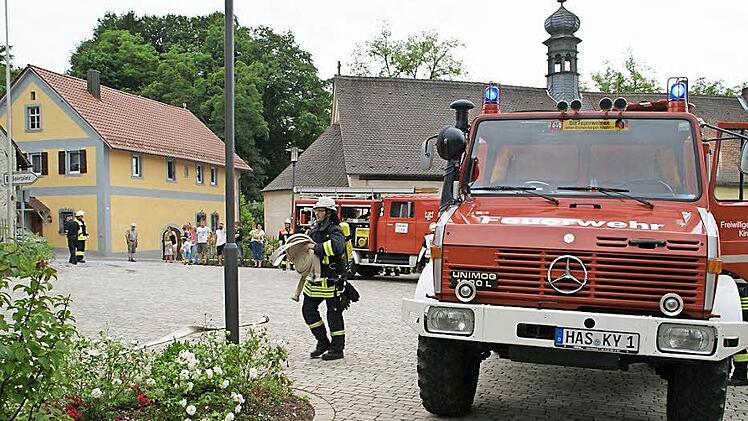 Einen fiktiven Brand im Gebrüder-Mendel-Haus in Dankenfeld bekämpften die Feuerwehren beim Gemeindefeuerwehrtag.  Foto: Sabine Weinbeer