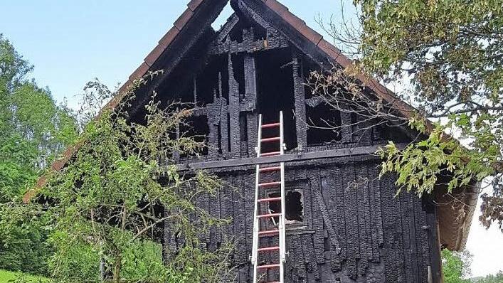Schwer zerstört wurde durch den Brand das Lifthäuschen des Skiclubs Muggendorf.  Foto: Feuerwehr