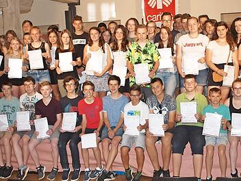 123 Schüler hatten sich im Rahmen des Freiwilligen Sozialen Schuljahres mindestens 60 Stunden ehrenamtlich engagiert und durften dafür eine Urkunde und ein Zeugnis entgegennehmen.  Foto: Alfred Thieret