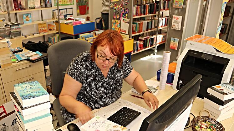 Die Chefin des KOMM. Ute Morgenroth ist immer bemüht die Bücherei up to Date zu halten. Viel Arbeit am Computer gehört dazu. Foto: Helmut Will