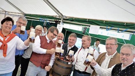 Mit nur einem Hammerschlag brachte B&uuml;rgermeister Roland Wolfrum das Sch&uuml;bel-Bier zum Str&ouml;men.  Foto: Werner Rei&szlig;aus