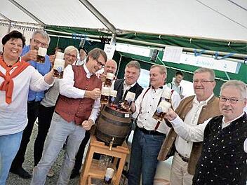 Mit nur einem Hammerschlag brachte Bürgermeister Roland Wolfrum das Schübel-Bier zum Strömen.  Foto: Werner Reißaus