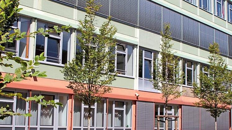 Auf der Südseite der Mittelschule sollen Vorkehrungen gegen die Überhitzung getroffen werden.  Fotos: Günther Geiling