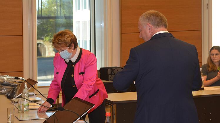 Es war keine Unhöflichkeit, sondern reine Vorsichtsmaßnahme, dass sich alle Geehrten beim Sportlerempfang des Landrates ihre Urkunden und Präsente selbst und ohne Händedruck vom Tisch nehmen mussten. Hier Brigitte Meyerdierks bei der Entgegennahme des Sportehrenbriefes durch Landrat Thomas Bold. Foto: Peter Rauch