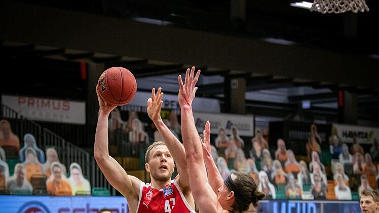 Ein gutes Spiel lieferte Bambergs Christian Sengfelder (links) ab. Hier erzielt er gegen Dennis Clifford zwei seiner 14 Punkte. Foto: Christian Becker