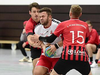 Energisch zugepackt hat der FC Bad Brückenau beim Topspiel in Bad Neustadt. Zur Belohnung gab's den Derbysieg. Foto: Anand Anders