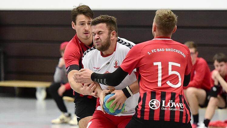 Energisch zugepackt hat der FC Bad Brückenau beim Topspiel in Bad Neustadt. Zur Belohnung gab's den Derbysieg. Foto: Anand Anders