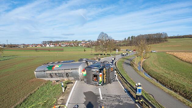 Lastwagen von der Fahrbahn abgekommen: 33 000 Liter Heiz&ouml;l an Bord