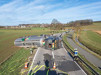 Lastwagen von der Fahrbahn abgekommen: 33 000 Liter Heizöl an Bord