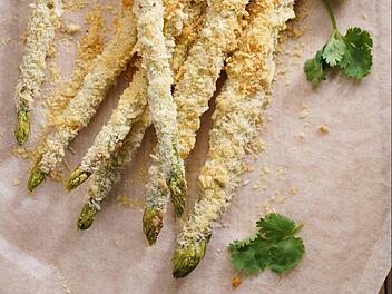 Spargel-in-Parmesankruste.