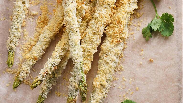 Spargel-in-Parmesankruste.