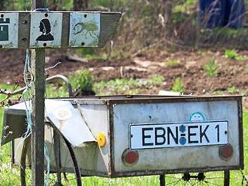 Einfache Handhabung, grandiose Wirkung: die touristischen Aspekte eines Altkennzeichens lässt sich an diesem Wagen an den Angerbachteilen augenscheinlich ablesen. Foto: Eckehard Kiesewetter