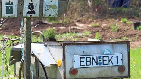 Einfache Handhabung, grandiose Wirkung: die touristischen Aspekte eines Altkennzeichens lässt sich an diesem Wagen an den Angerbachteilen augenscheinlich ablesen. Foto: Eckehard Kiesewetter