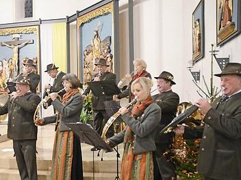Das Bläsercorps des Jagdschutz- und Jägerverbandes der Kreisgruppe Kronach umrahmte mit der La Grande Messe de Saint Hubert die Hubertusmesse in der St. Bartholomäus-Kirche in Rothenkirchen mit Leiter Heiner Reuss (vorne links).  Foto: K.arl-Heinz Hofmann
