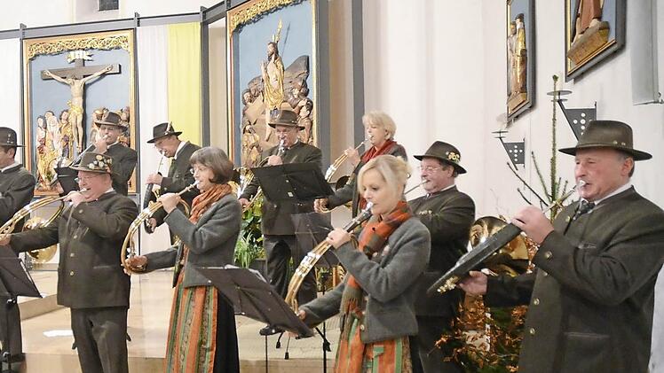 Das Bläsercorps des Jagdschutz- und Jägerverbandes der Kreisgruppe Kronach umrahmte mit der La Grande Messe de Saint Hubert die Hubertusmesse in der St. Bartholomäus-Kirche in Rothenkirchen mit Leiter Heiner Reuss (vorne links).  Foto: K.arl-Heinz Hofmann