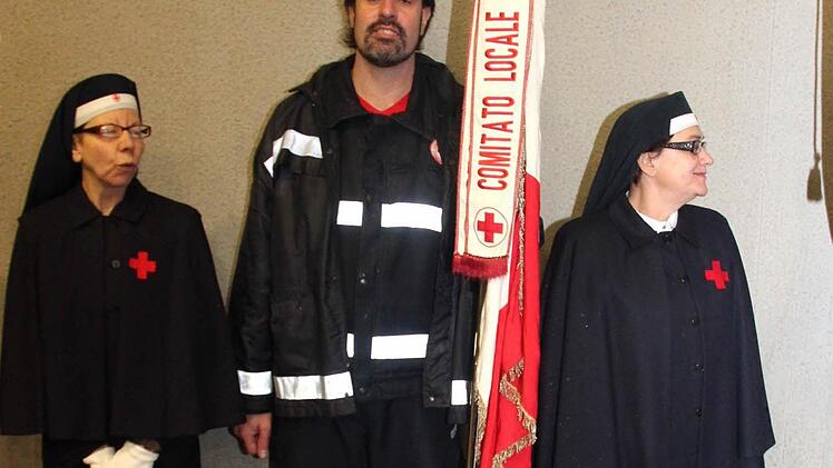 die beiden Rotkreuzdamen in der historischen Festuniform