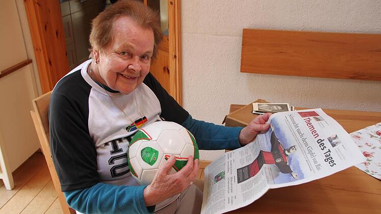 Seit dem WM-Finale 1954 ist Margot Kräft Fußballfan. Für das Endspiel tippt sie ein 3:1. Foto: Sebastian Vogt