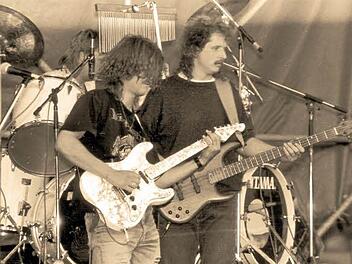 Thomas Wenzel und Klaus Hader in den 90ern, dahinter am Schlagzeug Lothar Hermann. Foto: pr