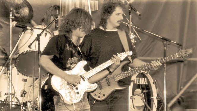 Thomas Wenzel und Klaus Hader in den 90ern, dahinter am Schlagzeug Lothar Hermann. Foto: pr