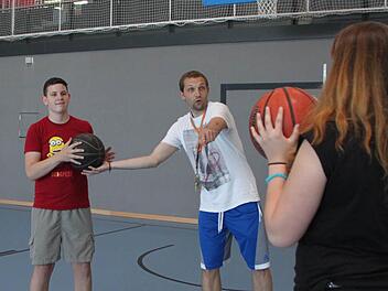 Ben und Laura machen bei der Basketball AG von Boris Höttinger (Mitte) mit. Jugendliche wie sie sind gefragt, wenn es darum geht, neue Ideen für die Jugendarbeit in Bad Brückenau zu entwickeln. Foto: Ulrike Müller