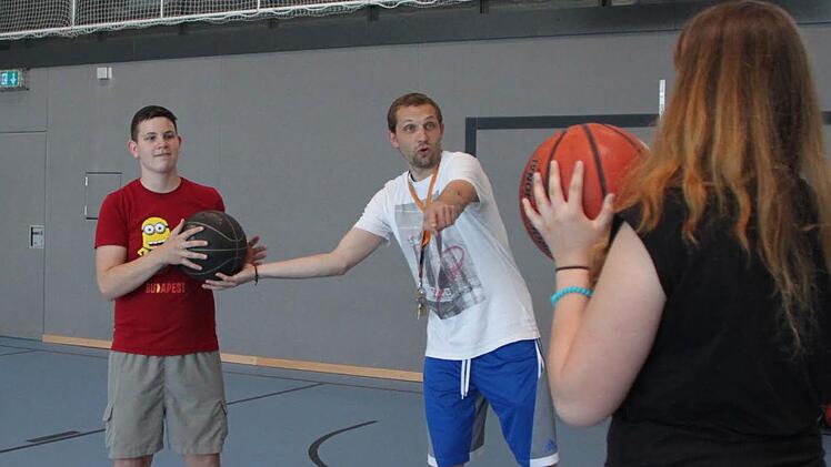 Ben und Laura machen bei der Basketball AG von Boris Höttinger (Mitte) mit. Jugendliche wie sie sind gefragt, wenn es darum geht, neue Ideen für die Jugendarbeit in Bad Brückenau zu entwickeln. Foto: Ulrike Müller