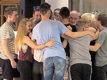 Zum Abschied wollten alle Teilnehmer Wolfgang Köberlein noch einmal umarmen.  Fotos: Johanna Blum