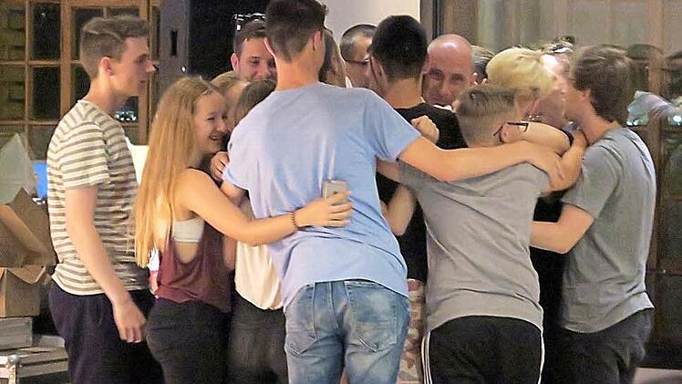 Zum Abschied wollten alle Teilnehmer Wolfgang Köberlein noch einmal umarmen.  Fotos: Johanna Blum