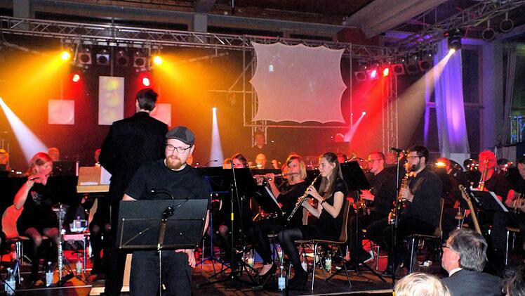 Begleitet vom Blasorchester sang Nicolai Atzmüller ein Medley der Band "Red-Hot-Chilli-Pepper". Foto: Alfons Beuerlein