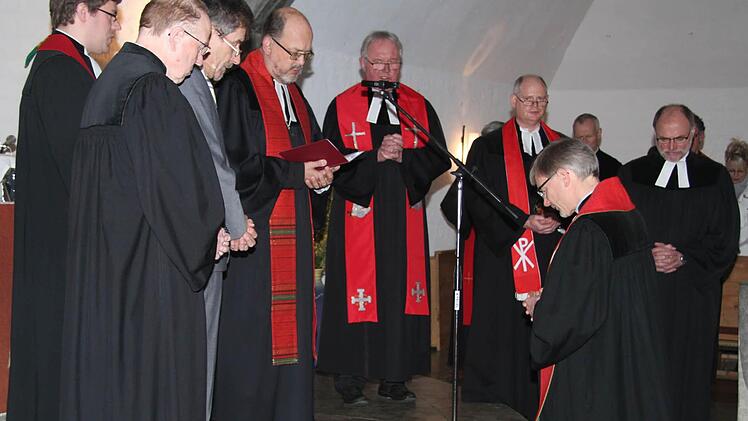 Die Pfarrer hatten zur Feier des Tages rote Stolen angelegt - als Zeichen der Freude, dass die Vakanz für die Kreuzkirchengemeinde vorbei ist. Foto: Sonny Adam
