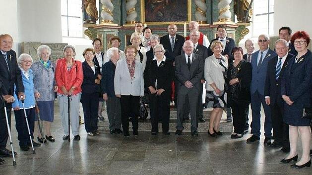 Wiedersehensfreude unter den Jubelkonfirmanden in R&uuml;denhausen