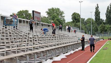 Freiwillige Helfer stellten am Donnerstag die Tribüne auf der Gegengerade auf.