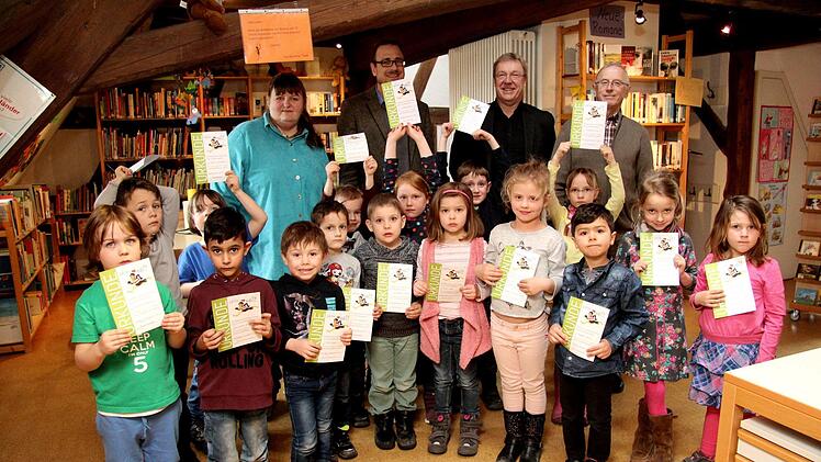 Die strahlenden Kinder mir Susanne Traut, Pfarrer Peter Söder, Bürgermeister Klaus Schumann und Kirchenrat Peter HußnätterRichard Sänger