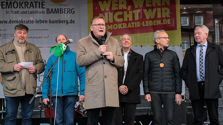 OB Andreas Starke machte mit   Citymanager Klaus Stieringer, Hubertus Schaller vom Bündnis gegen Rechtsextremismus und Rassismus,  Erzbischof Ludwig Schick, Dekan Hans-Martin Lechner  und Landrat Johann  Kalb  deutlich, dass Bamberg demokratisch, bunt und gastfreundlich ist.  Foto: Matthias Hoch