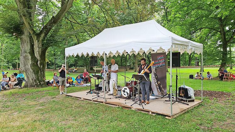 Jazz Colors aus Bamberg sorgten im Mitwitzer Schlosspark für herrlich entspannte Stimmung.