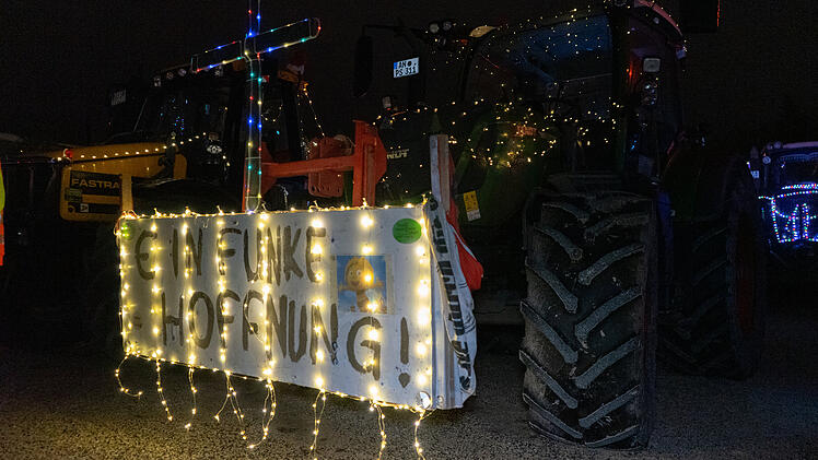 Weihnachtlich geschmückte Traktoren: "Ein Funken Hoffnung für alle" Lichterfahrt