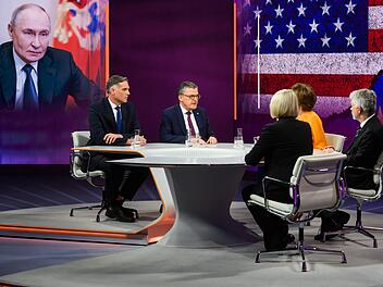 Die Aussagen der geladenen Experten versetzten Maybrit Illner bezüglich der USA und Russland in Sorge.