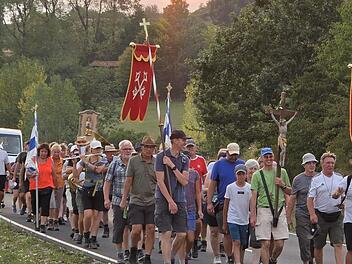 Die Wallfahrer auf dem Heimweg von Maria Ehrenberg.
