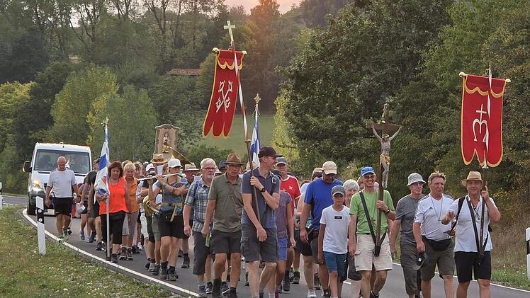 Die Wallfahrer auf dem Heimweg von Maria Ehrenberg.