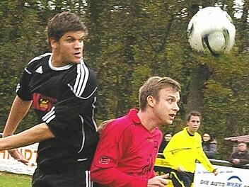 Wiesentheids Sven-Kevin Thormann (rechts) kann sich im Kopfballduell gegen seinen Prichsenstädter Kontrahenten durchsetzen. Foto: Krumpholz